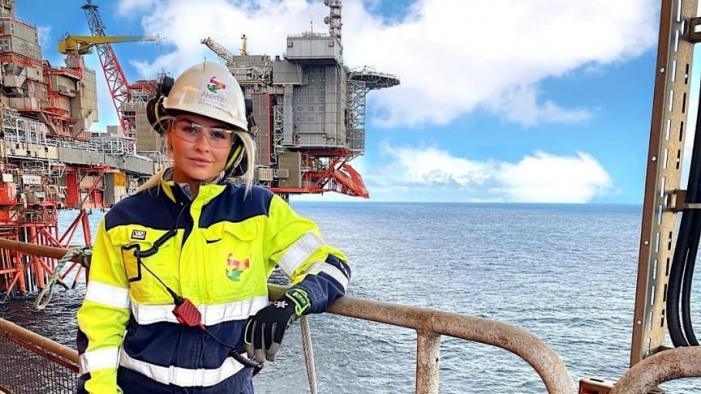 VARIERT ARBEIDSDAG: I løpet av et skift på oljeplattformen kan Victoria for eksempel fylle olje på pumper, bytte  hydraulikkfilter, rengjøre filter, ta ut vannprøver og rengjøre trykkmålere. 