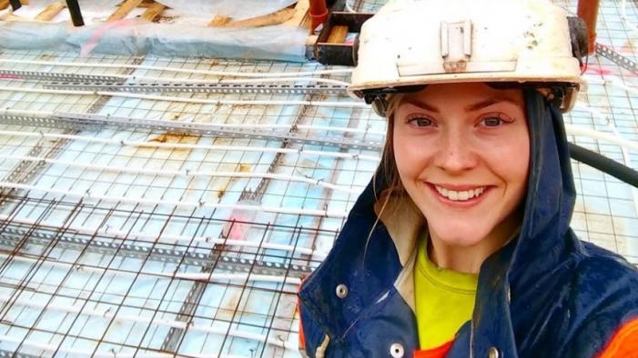 FORSKALINGSSNEKKER: Anne Sivertsen stortrives som ansatt i Veidekke. 